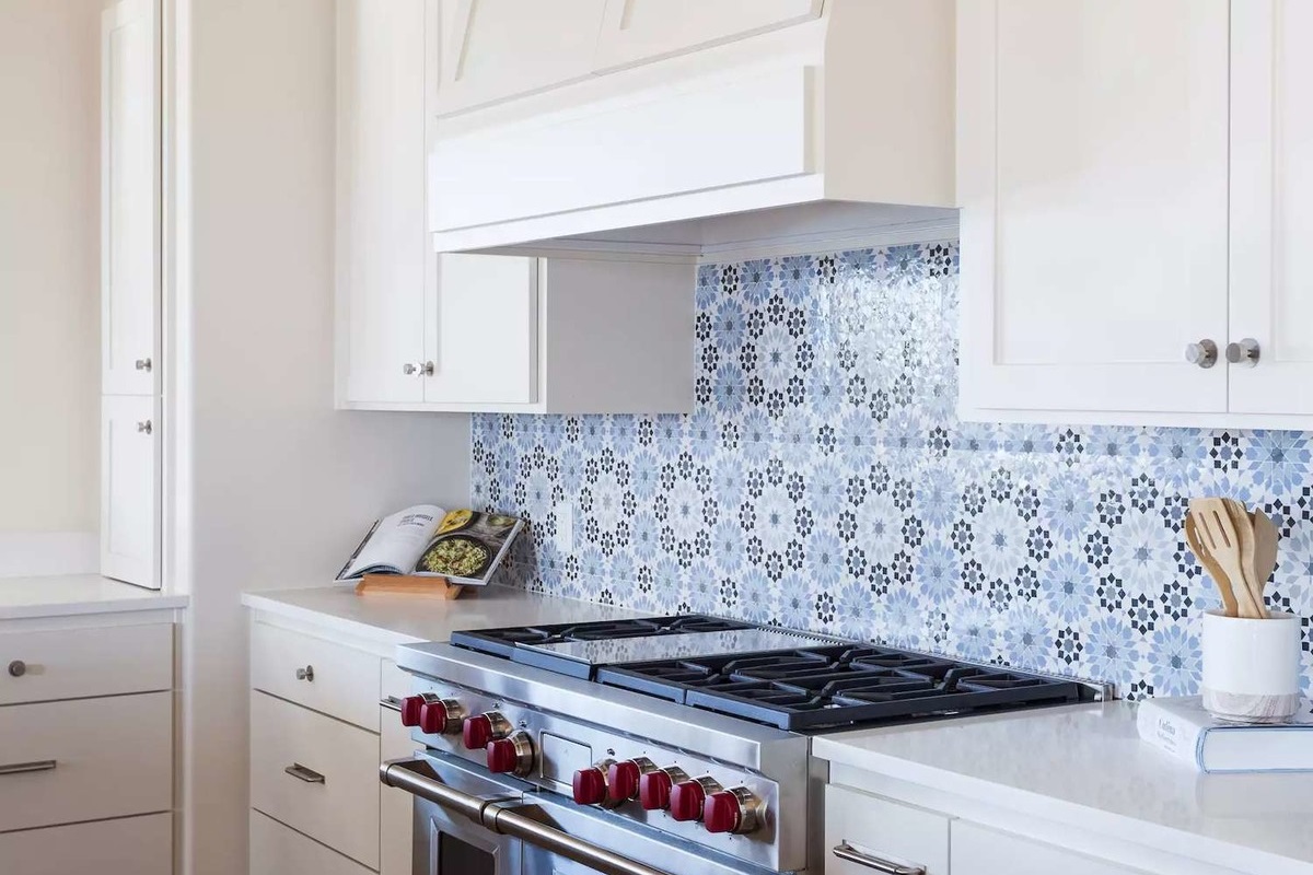 What You Should Know Before Installing a Kitchen Backsplash